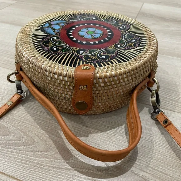 New! Hand-painted Indonesian round shaped woven rattan bag - Picture 3 of 5